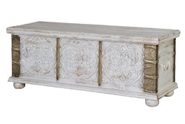 GINER Y COLOMER - Buffet coffre en bois de manguier massif avec sculptures et détails bronze, finition blanc vieilli, 116 x 45 x 40 cm